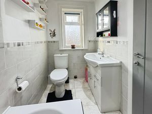 Family Bathroom- click for photo gallery